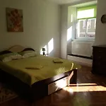 Charming Downtown Studio